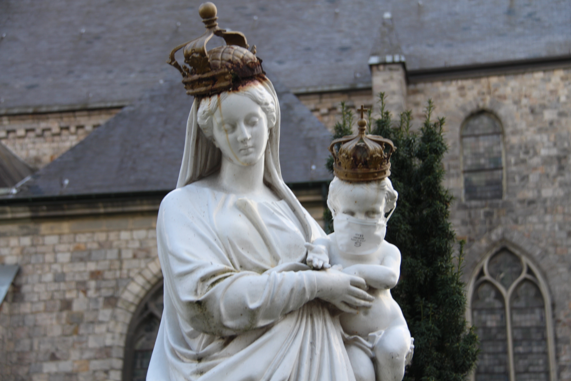 Photographie de la statue de Marie et Jésus masqués