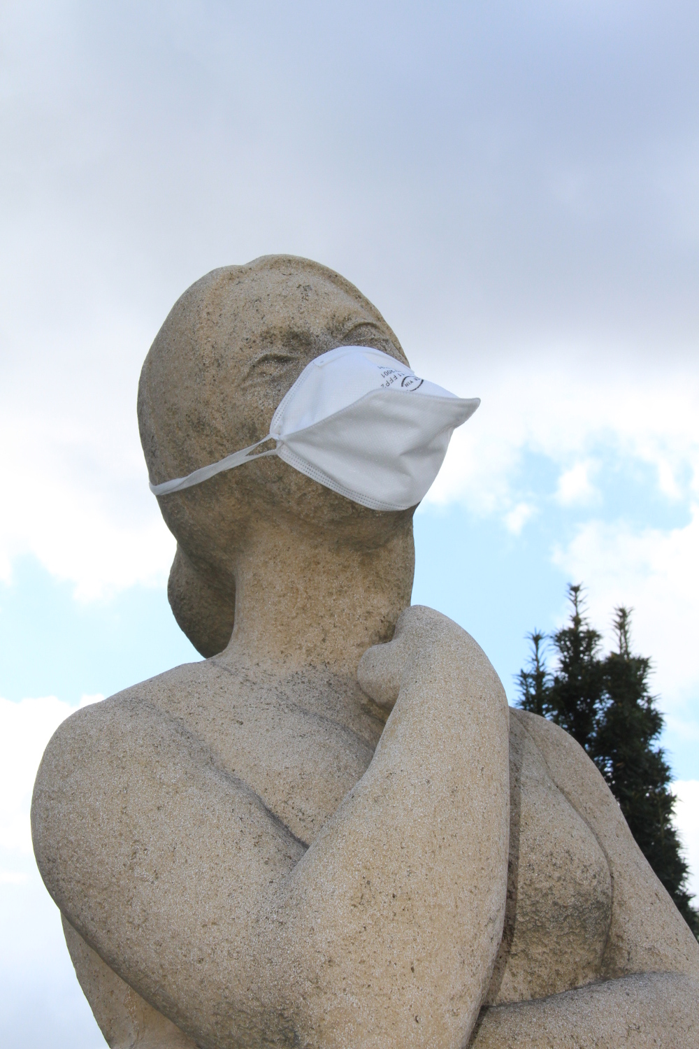 Photographie de la statue de Marceline Desborde Valmore masquée