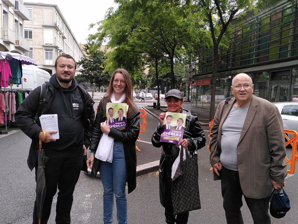 Photographie du tractage sur le marché du Barlet